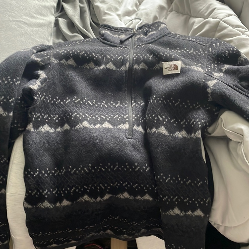 North face pull over (MENS) size S